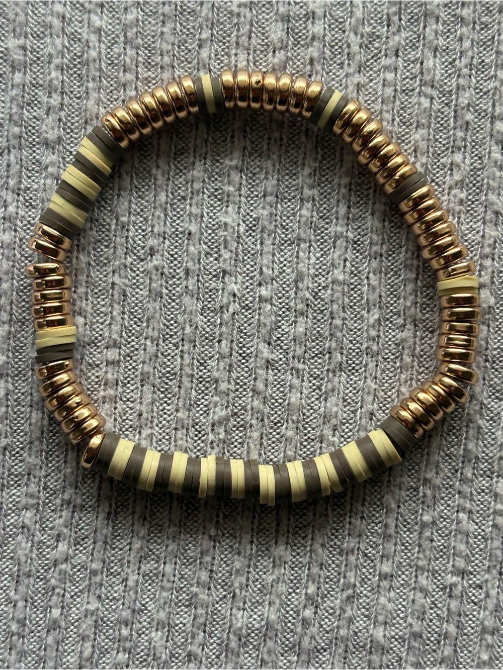 Black, white & gold tone beaded stretch bracelet